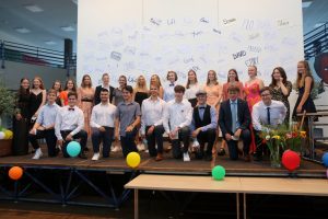 Mehr über den Artikel erfahren „Das Kosten-Nutzen-Training hat legendär funktioniert!“– fünfmal die 1,0 und mit einem herausragenden Gesamtschnitt von 1,8 erhalten 62 Abiturient*innen am GGE ihre Abiturszeugnisse