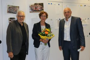 Read more about the article „Seitdem hat sich das Goethe komplett verändert“ – die stellvertretende Schulleiterin Claudia Cavedon wird von OB Stefan Schlatterer und Hans-Jörg Jenne nach 16 Dienstjahren in den Ruhestand verabschiedet